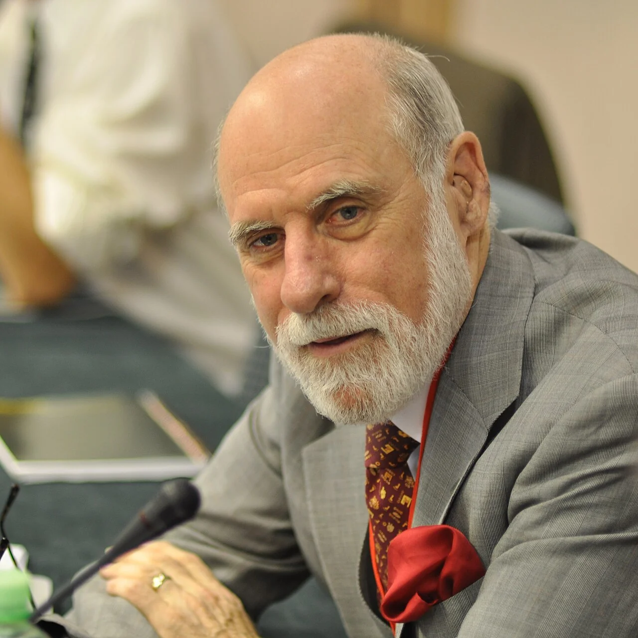 TCP/IP 之父 Vint Cerf（照片：Veni Markovski, CC BY 3.0, via Wikimedia Commons）